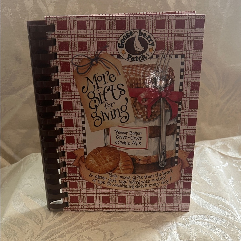 Gooseberry Patch Red and White Cookbook “More Gifts for Giving EUC gift worthy